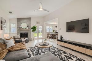 朗德羅克的住宿－Cozy Stylish Home in Round Rock!，带沙发和电视的客厅