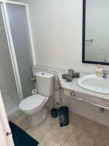 een badkamer met een wit toilet en een wastafel bij Casa Clara - Playa Matagorda in Puerto del Carmen