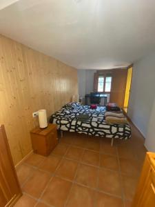 - une petite chambre avec un lit et une fenêtre dans l'établissement Cals Piris Casa Rural, à Cabacés