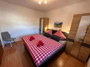 een slaapkamer met een bed met rode kussens erop bij FeWo Lotti in Berchtesgaden