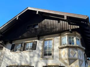 un edificio con ventanas y techo negro en FeWo Lotti, en Berchtesgaden