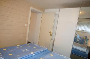 Ferienwohnung Schubert في ساغارد: غرفة نوم صغيرة بها سرير وخزانة