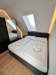 uma cama grande num quarto com um espelho grande em modern flat vienna with two rooms em Viena