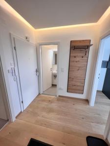 um corredor com uma porta deslizante de celeiro numa casa em modern flat vienna with two rooms em Viena