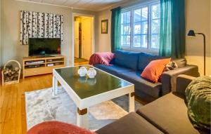 een woonkamer met een bank en een tafel bij Gorgeous Home In lem With Wifi in Ålem