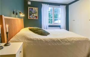 a bedroom with a bed with a pillow and a window at Gorgeous Home In lem With Wifi in Ålem