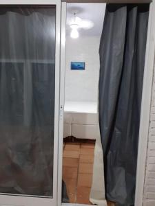 Elle offre une vue sur une salle de bains pourvue d'une fenêtre et d'une baignoire. dans l'établissement Suíte a duas quadras da Praia e perto da Ilha do Mel, à Pontal do Paraná