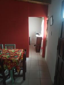 comedor con mesa y pared roja en Casa de montaña en Bialet Massé