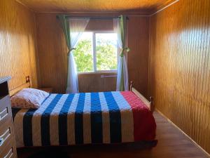 Ένα ή περισσότερα κρεβάτια σε δωμάτιο στο Hospedaje Aliwen isla Quehui