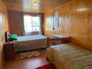Ένα ή περισσότερα κρεβάτια σε δωμάτιο στο Hospedaje Aliwen isla Quehui