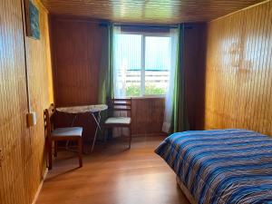 Ένα ή περισσότερα κρεβάτια σε δωμάτιο στο Hospedaje Aliwen isla Quehui