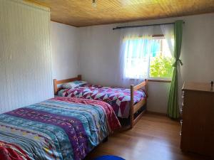 Ένα ή περισσότερα κρεβάτια σε δωμάτιο στο Hospedaje Aliwen isla Quehui