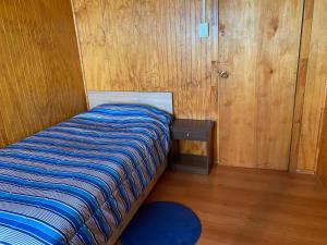 Ένα ή περισσότερα κρεβάτια σε δωμάτιο στο Hospedaje Aliwen isla Quehui