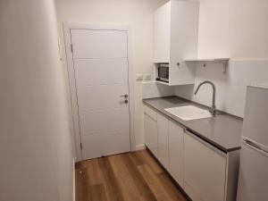 Kuchyň nebo kuchyňský kout v ubytování Jaffa 17- shani studio suite