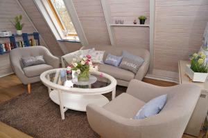 een woonkamer met 2 stoelen en een salontafel bij Zeltdachhaus _ Renovierung 2019 _ in Damp