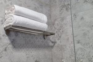 un grupo de toallas en un toallero en el baño en Piso Puerta del Ángel en Jaén