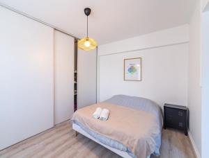 1 dormitorio con 1 cama con 2 toallas en Centre ville Foirail APPART EVASION - Studio N°1, en Pau