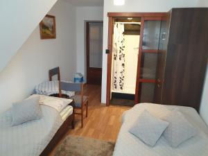 1 dormitorio con cama, sofá y mesa en U Majerczyka, en Zakopane