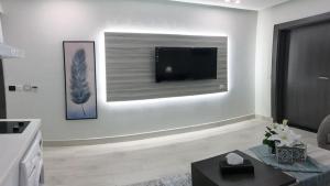 ناصرية العليا في الخبر: غرفة معيشة مع تلفزيون بشاشة مسطحة على جدار