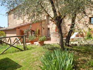 una casa con un árbol delante de ella en Fullino Nero Rta - Residenza Turistico Alberghiera, en Siena