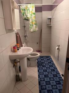 La salle de bains est pourvue d'un lavabo et de toilettes. dans l'établissement 3 Zimmer Wohnung Corniche Nador Sidi Ali- am Meer & Wifi, à Nador