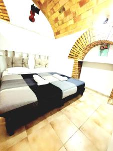 1 dormitorio con 1 cama grande en una habitación en Trastevere in Music en Roma