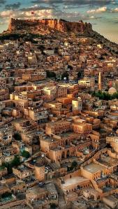 una vista aérea de una ciudad con una montaña en Rayan Tours, en Fkih Ben Salah