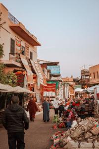 un grupo de personas caminando por una calle en un mercado en Rayan Tours, en Fkih Ben Salah