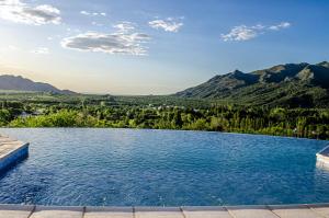 basen z górami w tle w obiekcie Altos de Los Paraísos Vista al lago y sierras w mieście Juana Koslay 