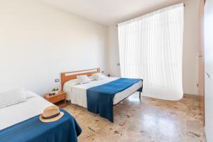1 dormitorio con 2 camas y un sombrero en una mesa en Edera 3 Silvi Vacanza, en Silvi Marina