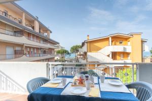 una mesa con un mantel azul en el balcón en Edera 3 Silvi Vacanza, en Silvi Marina