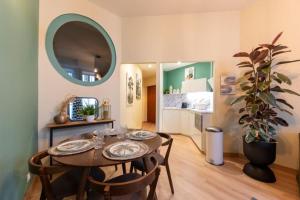 Reštaurácia alebo iné gastronomické zariadenie v ubytovaní appartement cosy en plein coeur de dijon