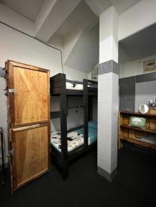 Cette chambre comprend 2 lits superposés et une porte. dans l'établissement KUASA Backpackers Hostel, à Lumut