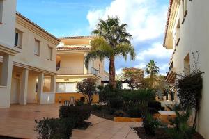 un patio de un edificio con una palmera en Casa de la Suerte, en Almuñécar