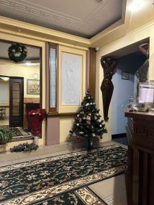 Un árbol de Navidad en medio de una habitación en Prestige, en Leópolis