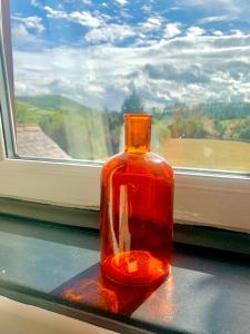 uma garrafa de vidro sentada no parapeito da janela em Station Masters Cottage em Hope