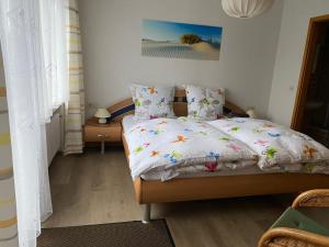 - une chambre avec un lit fleuri dans l'établissement Sabine’s Gästehaus, à Übereisenbach
