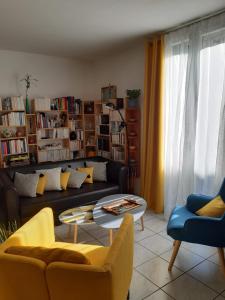 ein Wohnzimmer mit einem Sofa und einem Tisch in der Unterkunft La Clé d'Or in Servian