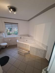 Haus Fernblick في Kurort Bärenburg: حمام أبيض مع حوض ومرحاض