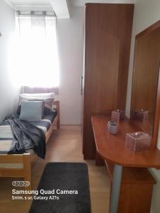 Cette petite chambre comprend un lit et une table. dans l'établissement Emi2, à Crikvenica