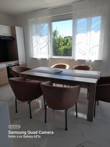 - une salle à manger avec une table et des chaises dans l'établissement Emi2, à Crikvenica