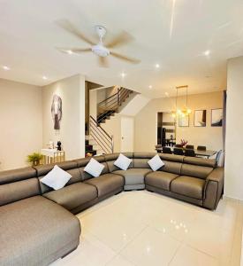 - un salon avec un canapé et un ventilateur de plafond dans l'établissement 《Untitled HomeStay》Sitiawan, à Sitiawan