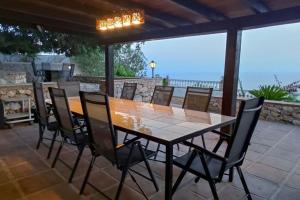 Un restaurante o sitio para comer en Private Villa with Panoramic Seaviews, Pool & WiFi