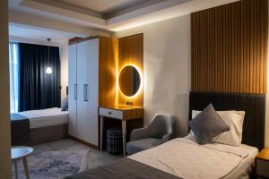 سرير أو أسرّة في غرفة في HOTEL DESTİLL