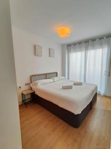 un dormitorio con una cama grande en una habitación en Large terrace luxury apartment, en Sant Adrià de Besòs