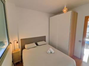 Un dormitorio con una cama grande con dos almohadas blancas. en Large terrace luxury apartment, en Sant Adrià de Besòs 21 fotos más