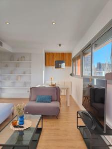 una sala de estar con un sofá y una mesa en Large terrace luxury apartment, en Sant Adrià de Besòs