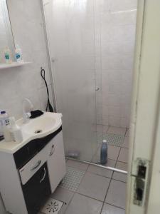 y baño con ducha y lavamanos. en apto silencioso portaria 24 horas, centro histórico vista bonita do quarto, en Porto Alegre