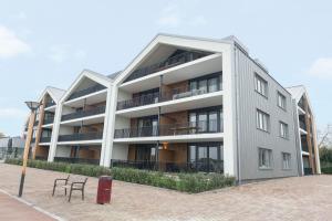 een appartementencomplex met balkons in een straat bij Appartement in Marina Kamperland in Kamperland