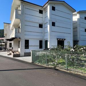 un edificio blanco con una valla delante en 莫民宿 MO Homestay, en Yuanshan